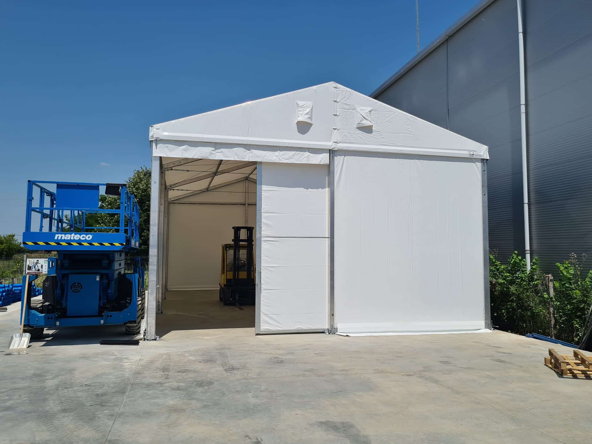 Cort industrial pentru depozitare materiale, vedere frontală