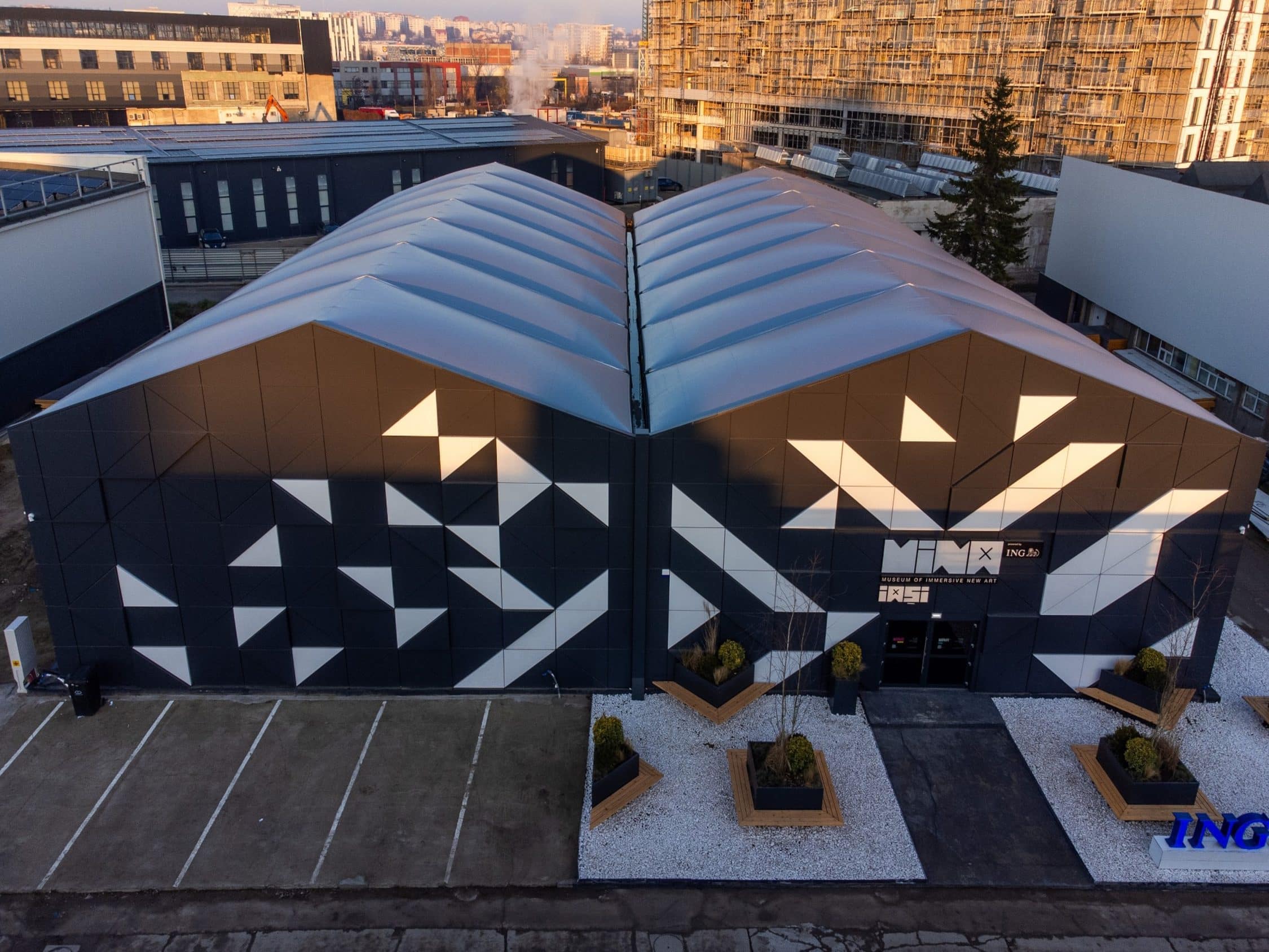 Cort termoizolat pentru muzeu imersiv, vedere frontală ansamblu Iași