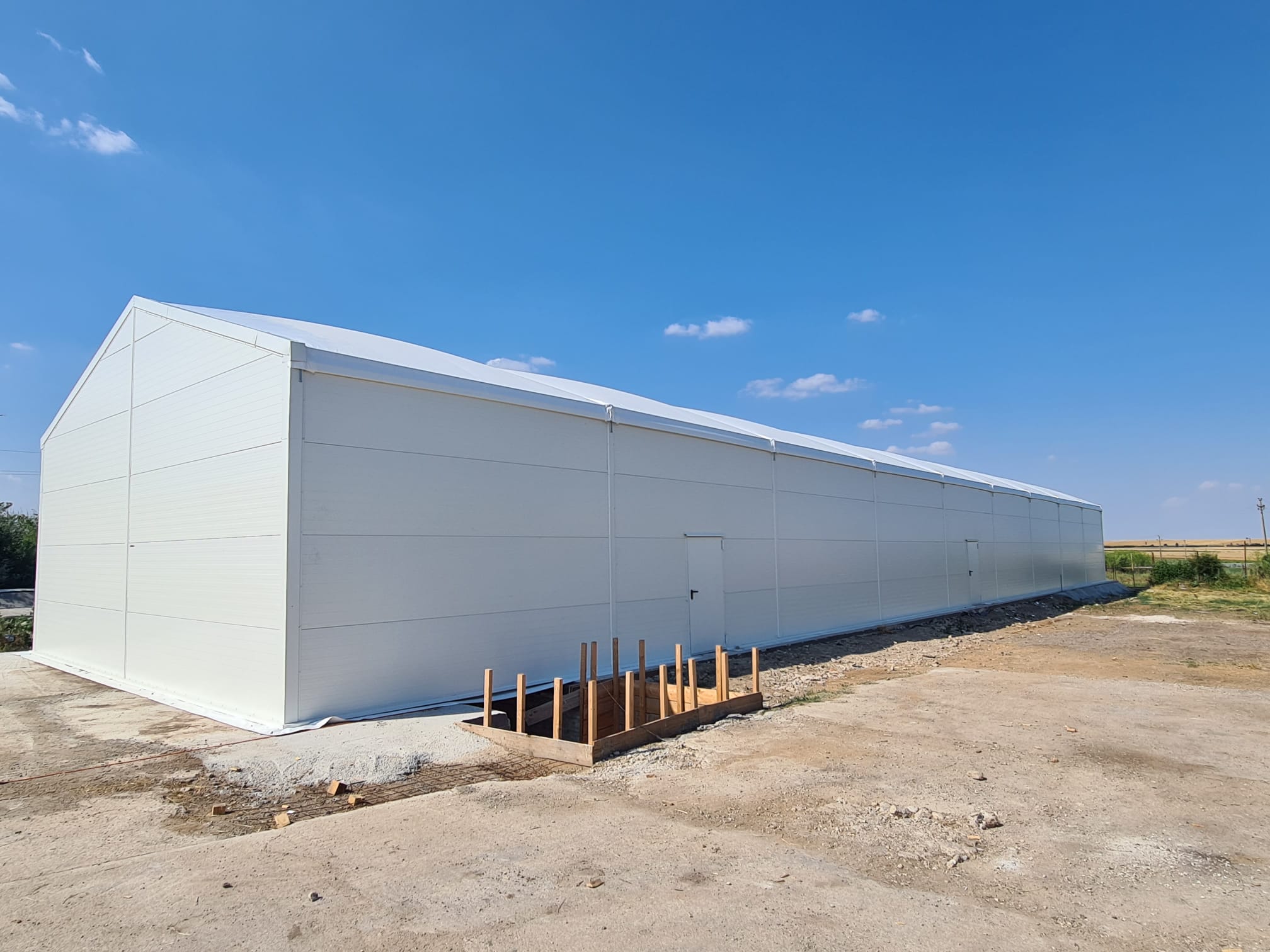 Vedere generală cort termoizolat pentru prepelițe, montat pe platformă betonată