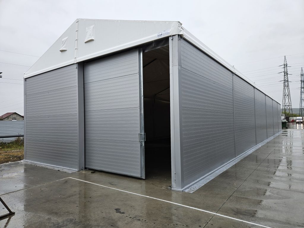 Cort termoizolat cu ușă glisantă deschisă, acces pentru încărcare-descărcare